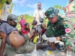 Satgas TMMD Ke-128 Kodim 1801/Manokwari Bantu Bersihkan Bisul Warga di Kampung Tanah Rubuh