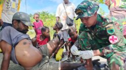 Satgas TMMD Ke-128 Kodim 1801/Manokwari Bantu Bersihkan Bisul Warga di Kampung Tanah Rubuh
