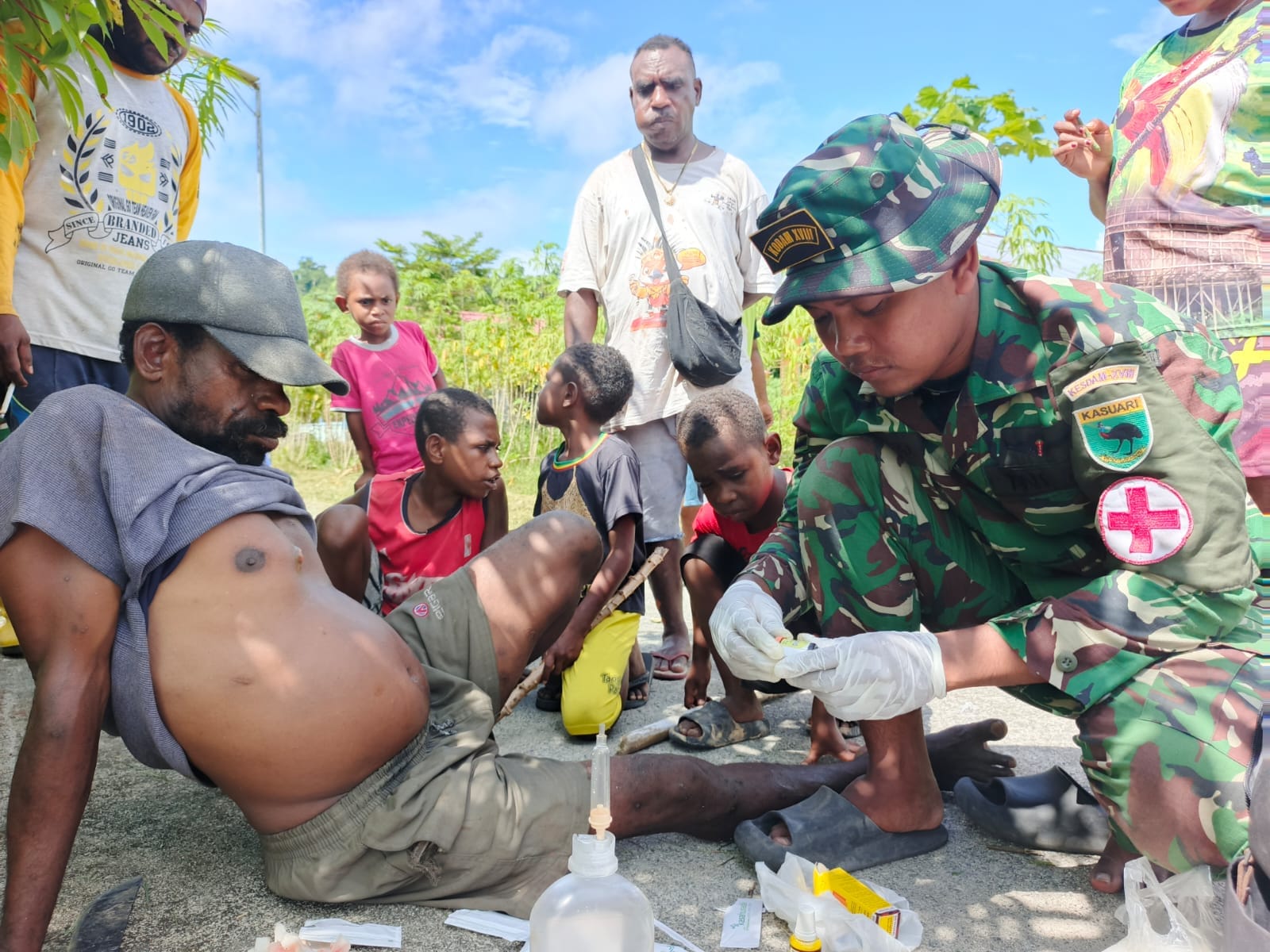 Satgas TMMD Ke-128 Kodim 1801/Manokwari Bantu Bersihkan Bisul Warga di Kampung Tanah Rubuh