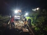 Dengan Penuh Semangat, Satgas TMMD Ke-128 Kodim 1801/Manokwari Lanjutkan Pengecoran Jalan Hingga Malam Hari