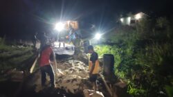 Dengan Penuh Semangat, Satgas TMMD Ke-128 Kodim 1801/Manokwari Lanjutkan Pengecoran Jalan Hingga Malam Hari