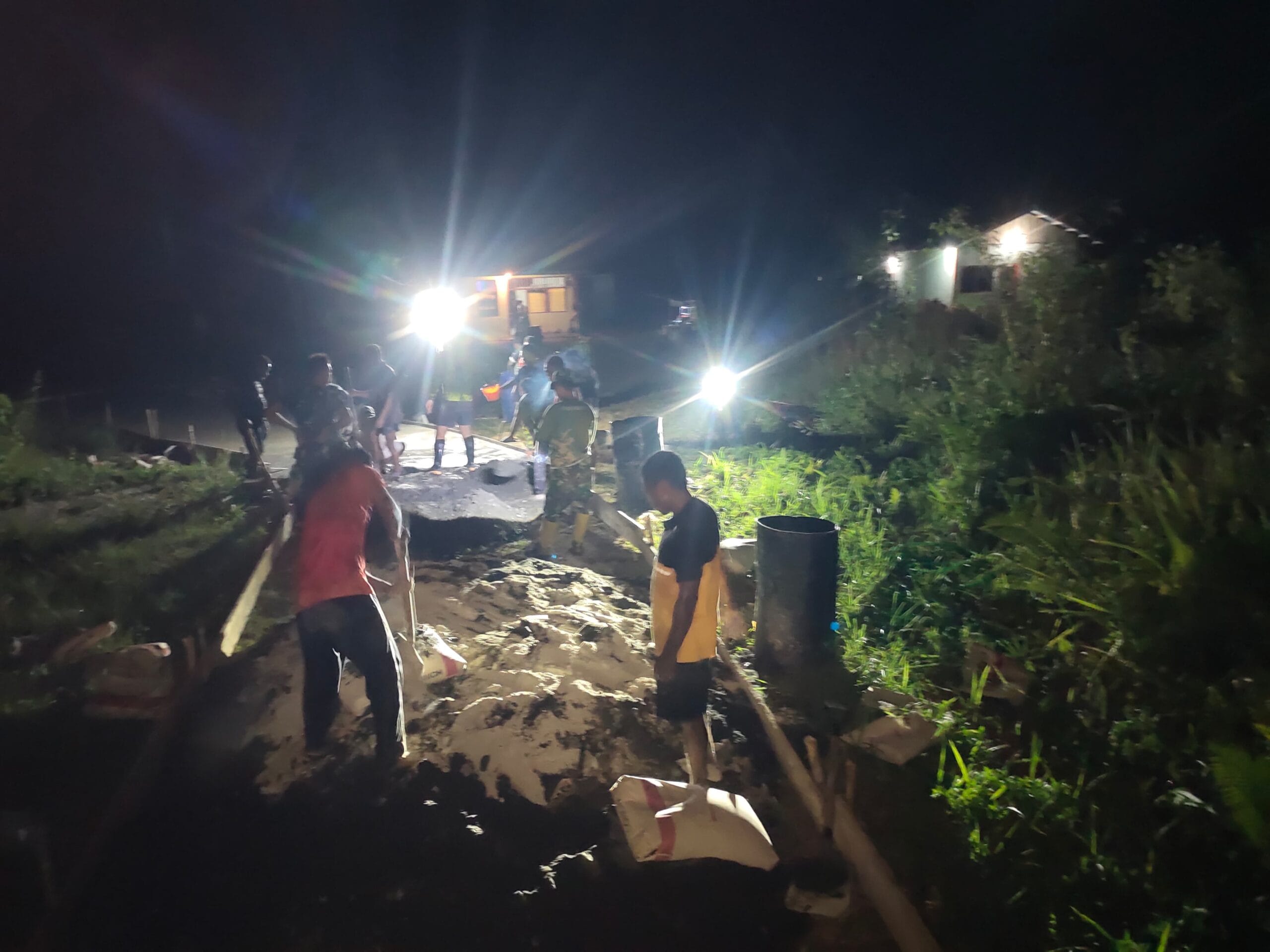 Dengan Penuh Semangat, Satgas TMMD Ke-128 Kodim 1801/Manokwari Lanjutkan Pengecoran Jalan Hingga Malam Hari