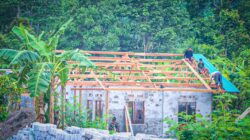 Atap Rumah Debida Dowansiba Mulai Dikerjakan Satgas TMMD Ke-128 Kodim 1801/Manokwari