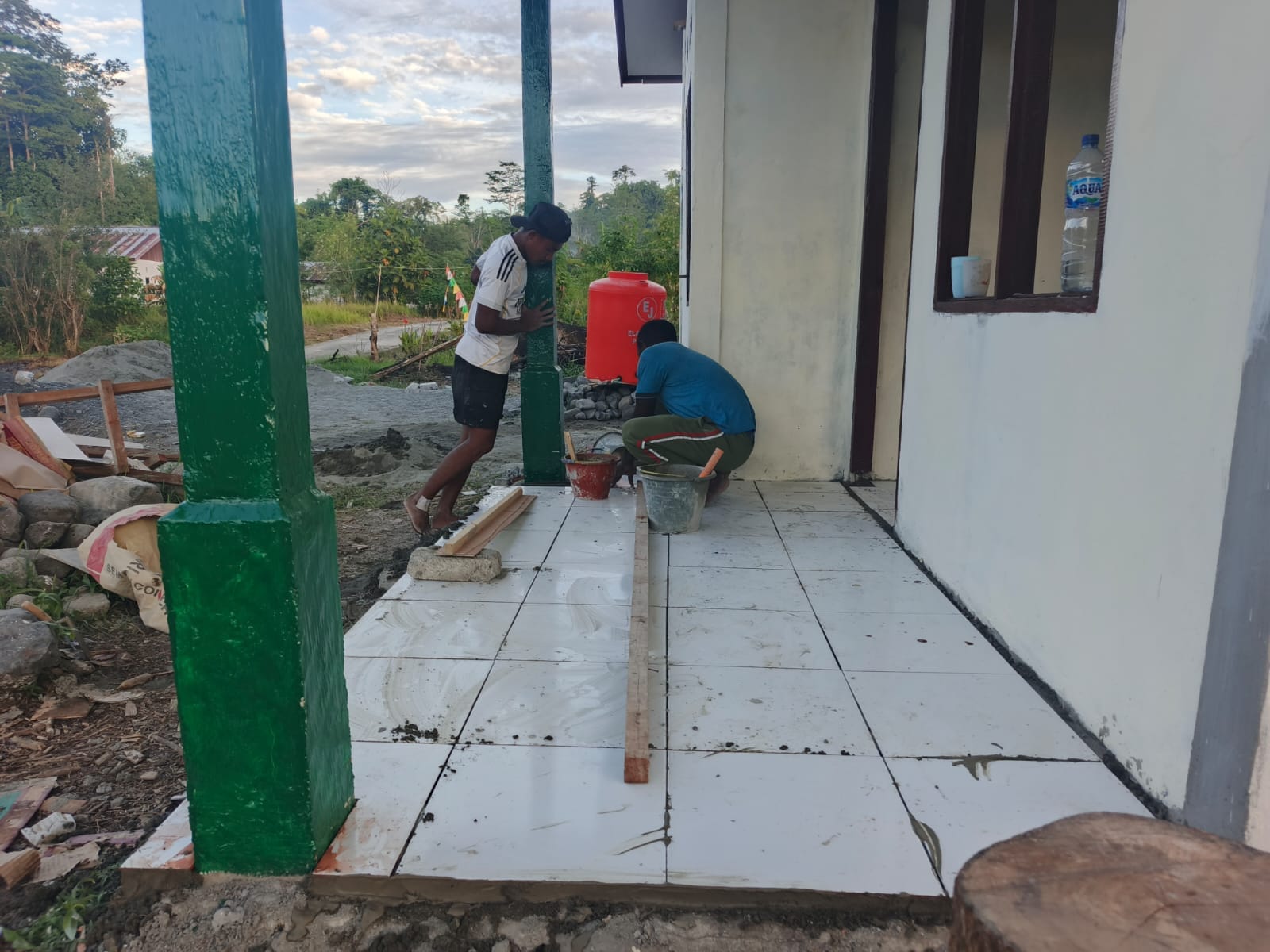 Satu Unit RTLH TMMD Ke-128 Kodim 1801/Manokwari Selesai Dipasang Keramik Lantai