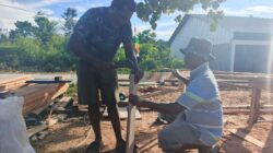Pembuatan Rangka Pintu dan Jendela SD Inpres 62 Asai Dikerjakan Khusus oleh Satgas TMMD Ke-128