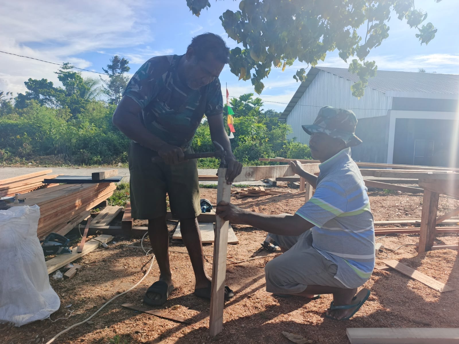 Pembuatan Rangka Pintu dan Jendela SD Inpres 62 Asai Dikerjakan Khusus oleh Satgas TMMD Ke-128