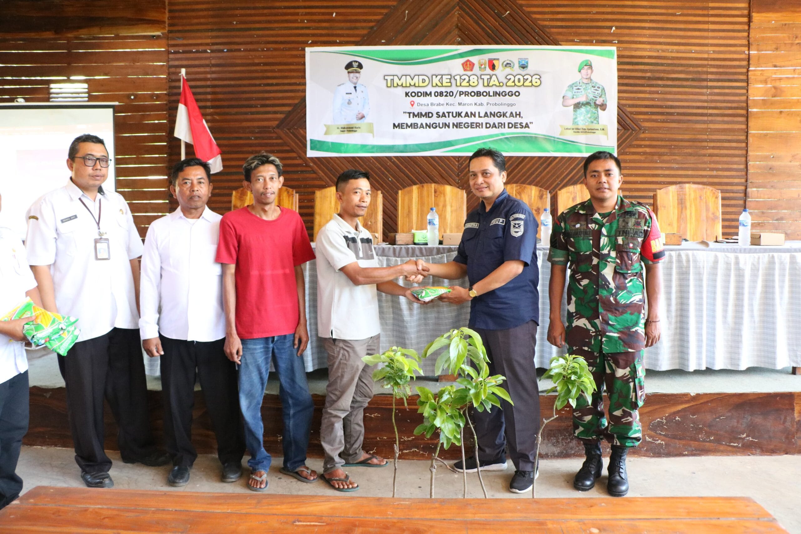 Dukung Ketahanan Pangan, TMMD Ke-128 Kodim 0820/Probolinggo Salurkan 900 Bibit Alpukat dan 150 Kg Bibit Jagung