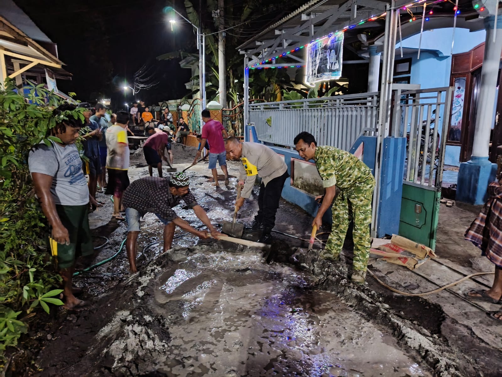 Pererat Kebersamaan, Satgas Kerjabakti Bersama Masyarakat Desa Brabe