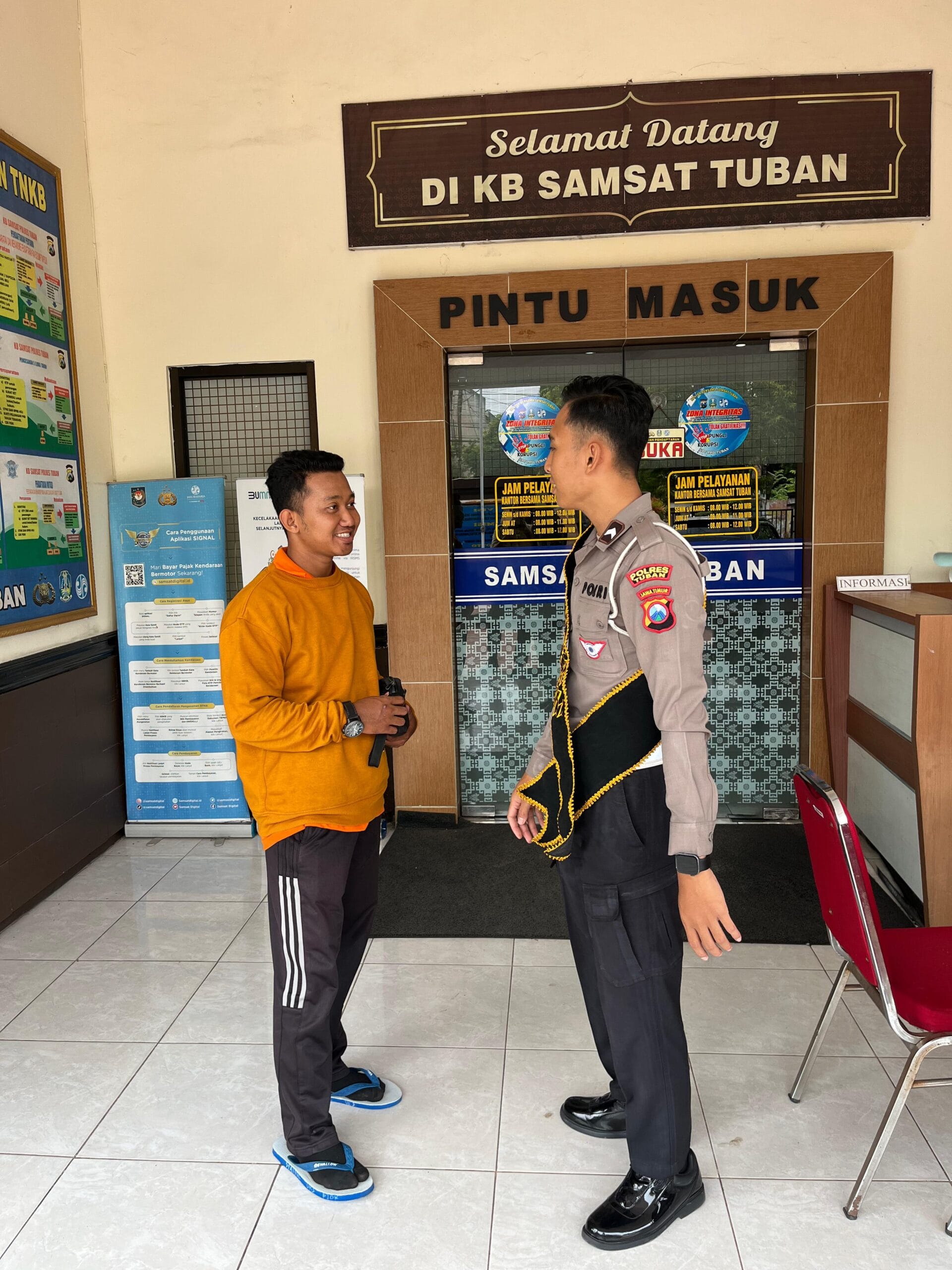 Warga Terkejut, Polantas Tuban Turun Langsung Bantu Urus SIM dan STNK
