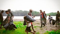 Aksi Bersih Pantai Keakwa oleh Satgas TMMD Kodim 1710/Mimika