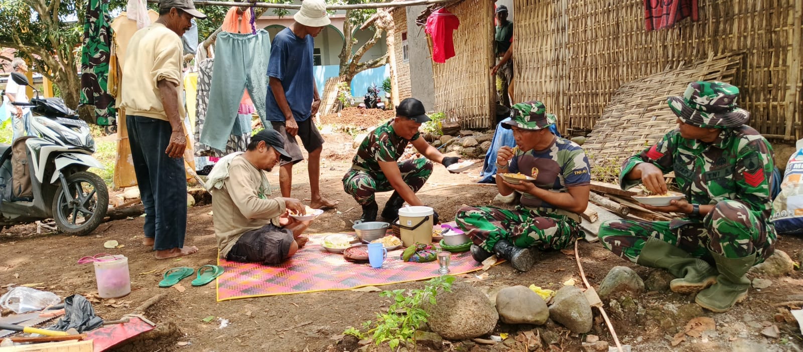 Penuh Keakraban, Satgas TMMD Ke-128 Kodim 0820/Probolinggo Nikmati Makan Siang Bersama Warga