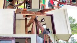Pemasangan Pintu dan Jendela RTLH TMMD Ke-128 Kodim 1801/Manokwari Capai Tahap Finishing