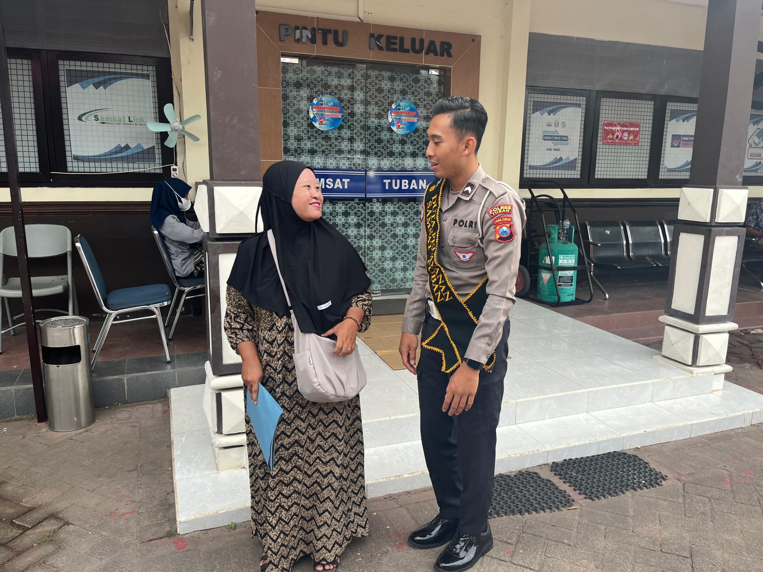 Breaking News: Polantas Tuban Beri Tips Perpanjangan SIM dan STNK di Pinggir Jalan