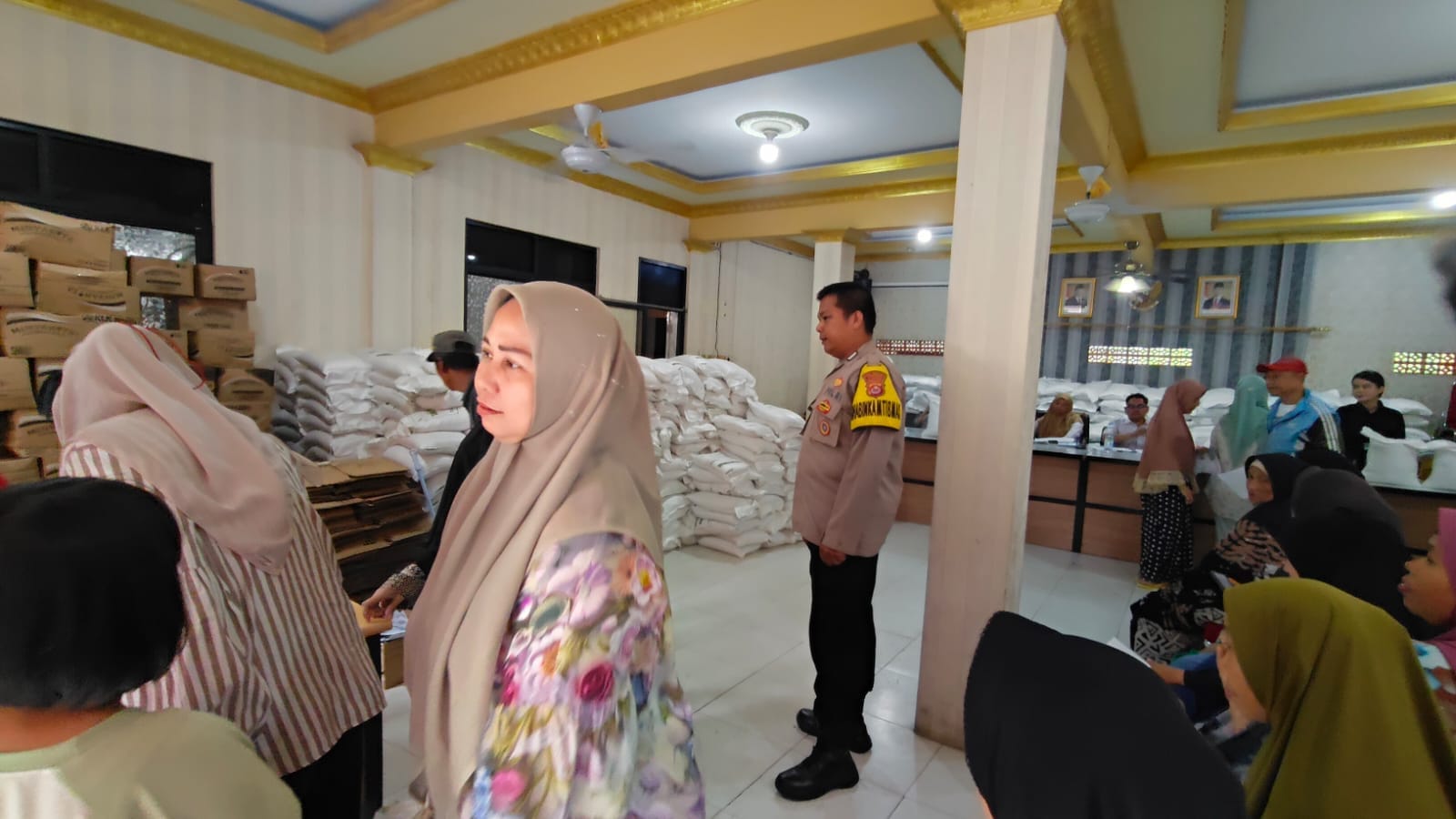 Bhabinkamtibmas Polsek Cikupa Amankan Penyaluran Bantuan Beras dan Minyak Goreng di Desa Bojong