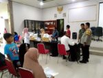 Bhabinkamtibmas Polsek Cikupa Amankan Penyaluran Bantuan Sosial di Desa Talaga