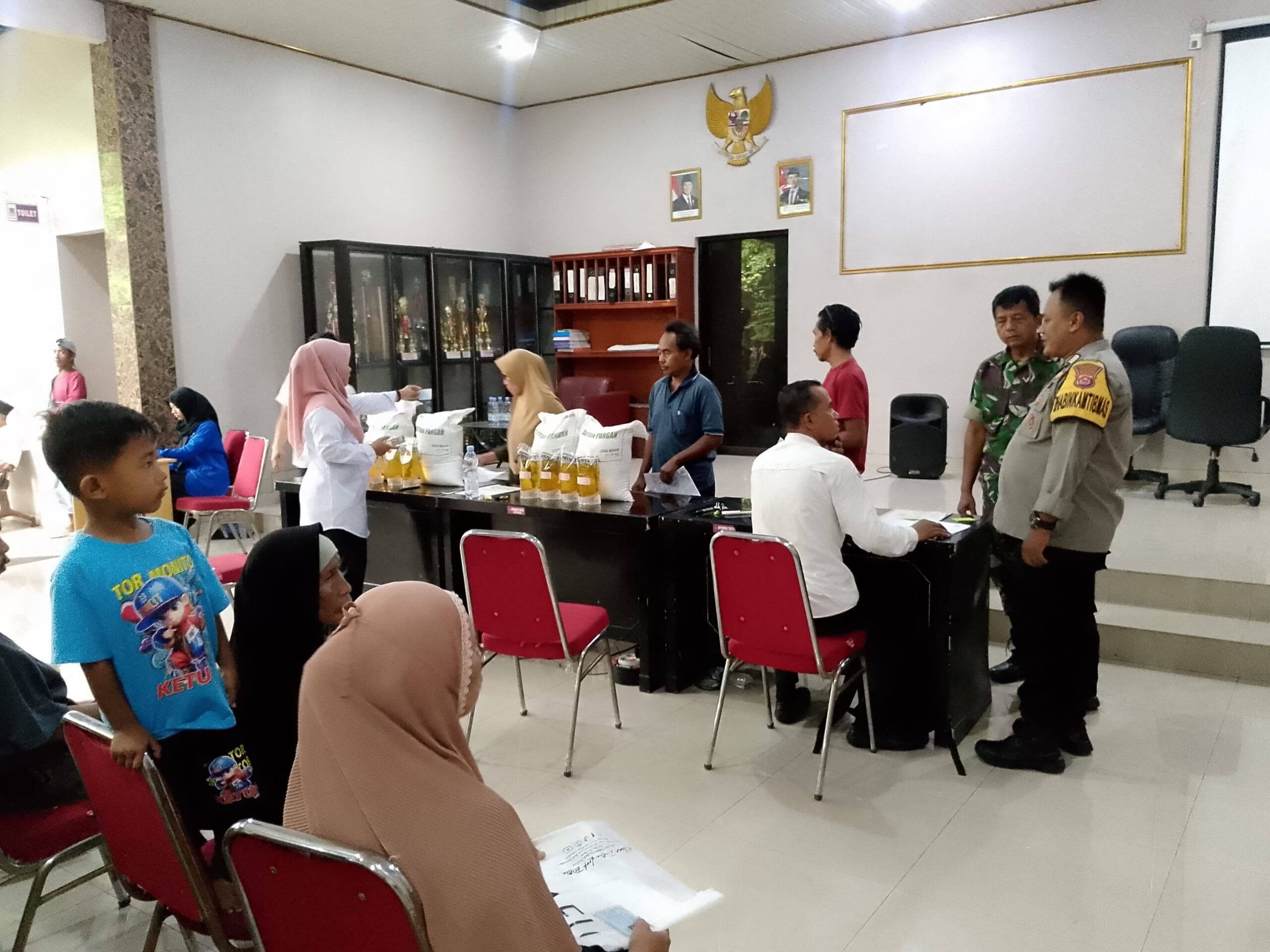 Bhabinkamtibmas Polsek Cikupa Amankan Penyaluran Bantuan Sosial di Desa Talaga