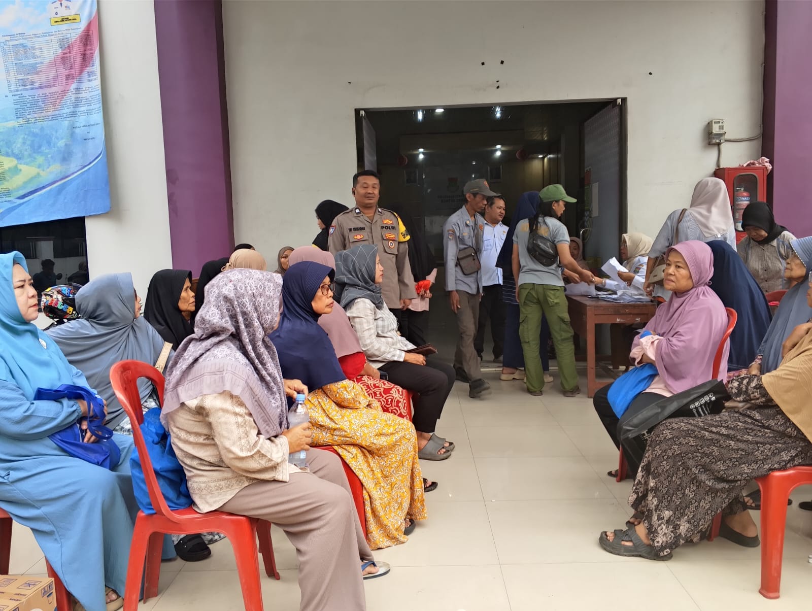 Bhabinkamtibmas Polsek Cikupa Amankan Penyaluran Bantuan Pangan Kemensos di Desa Bitung Jaya