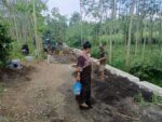 Warga Apresiasi Kinerja Satgas TMMD dalam Pemasangan Paving di Desa Brabe