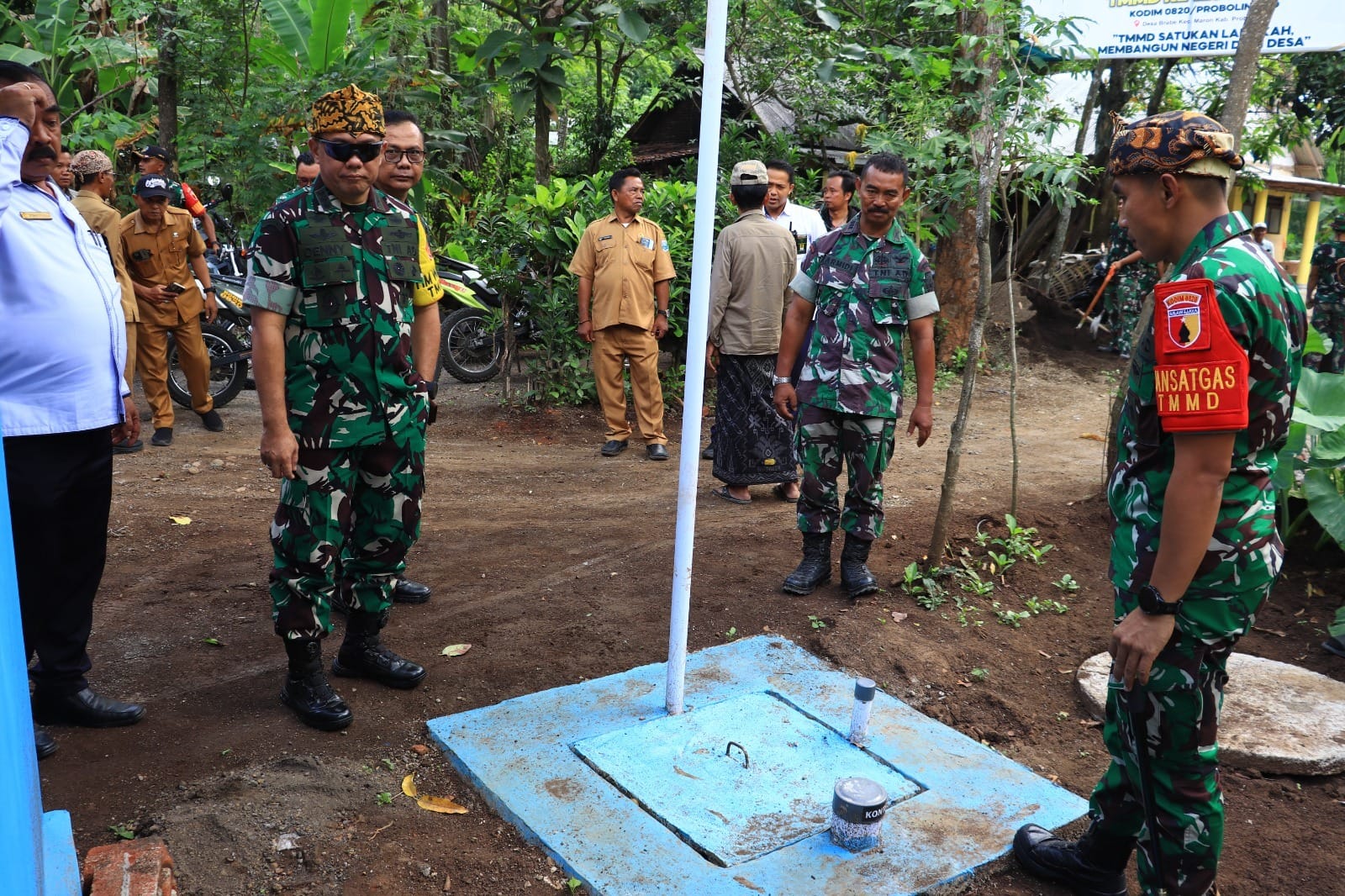 Tim Wasev Sterad Tinjau Pembangunan Tangki Septik Individual TMMD Ke-128 di Desa Brabe Tim Wasev Sterad Tinjau Pembangunan Tangki Septik Individual TMMD Ke-128 di Desa Brabe