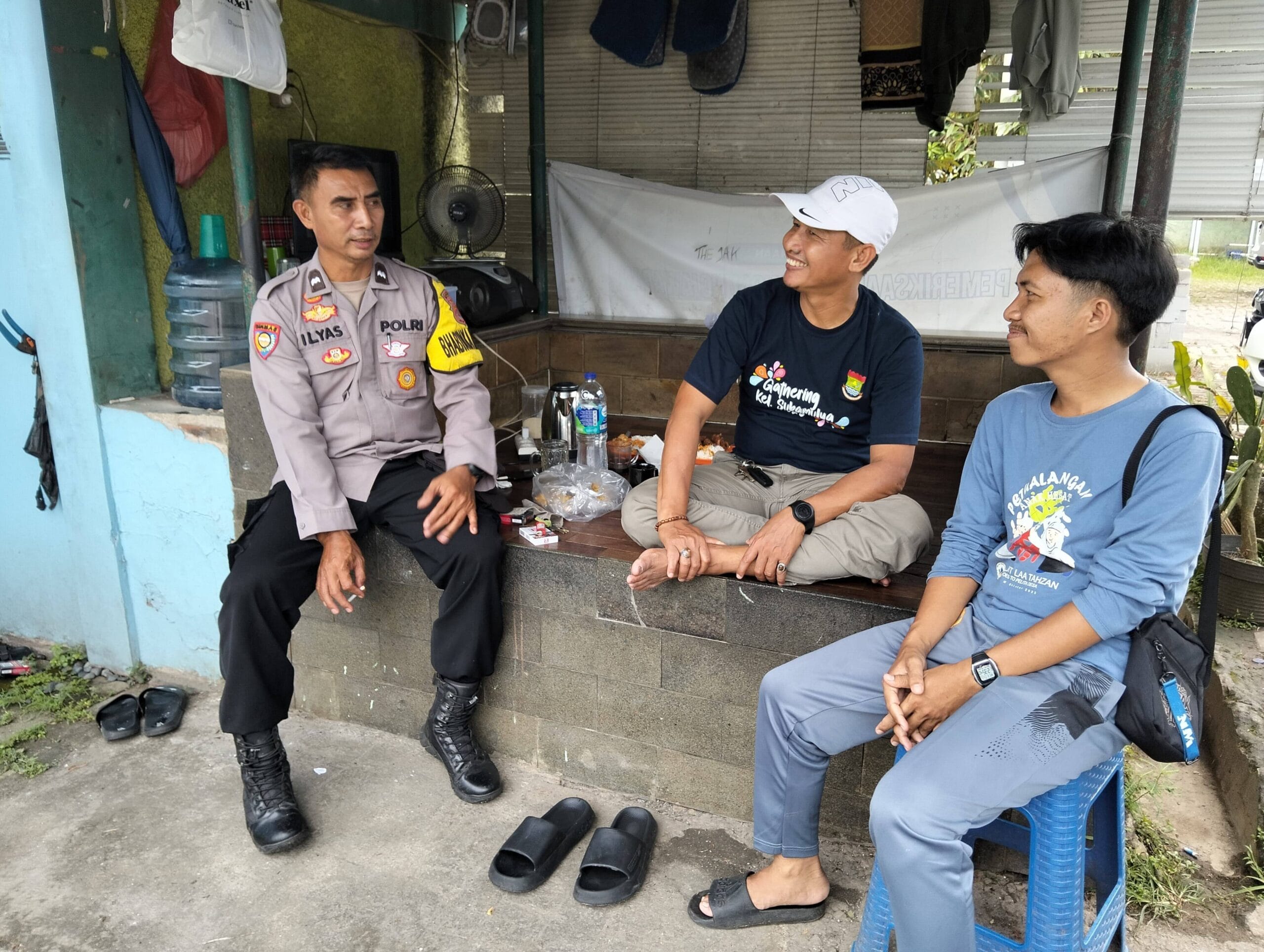 Bhabinkamtibmas Polsek Cikupa Sambangi Ketua RW di Sukamulya, Sampaikan Pesan Kamtibmas Bhabinkamtibmas Polsek Cikupa Sambangi Ketua RW di Sukamulya, Sampaikan Pesan Kamtibmas
