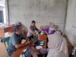 Bhabinkamtibmas Polsek Cikupa Dampingi Kegiatan Cek Kesehatan Gratis bagi Warga Desa Pasir Jaya