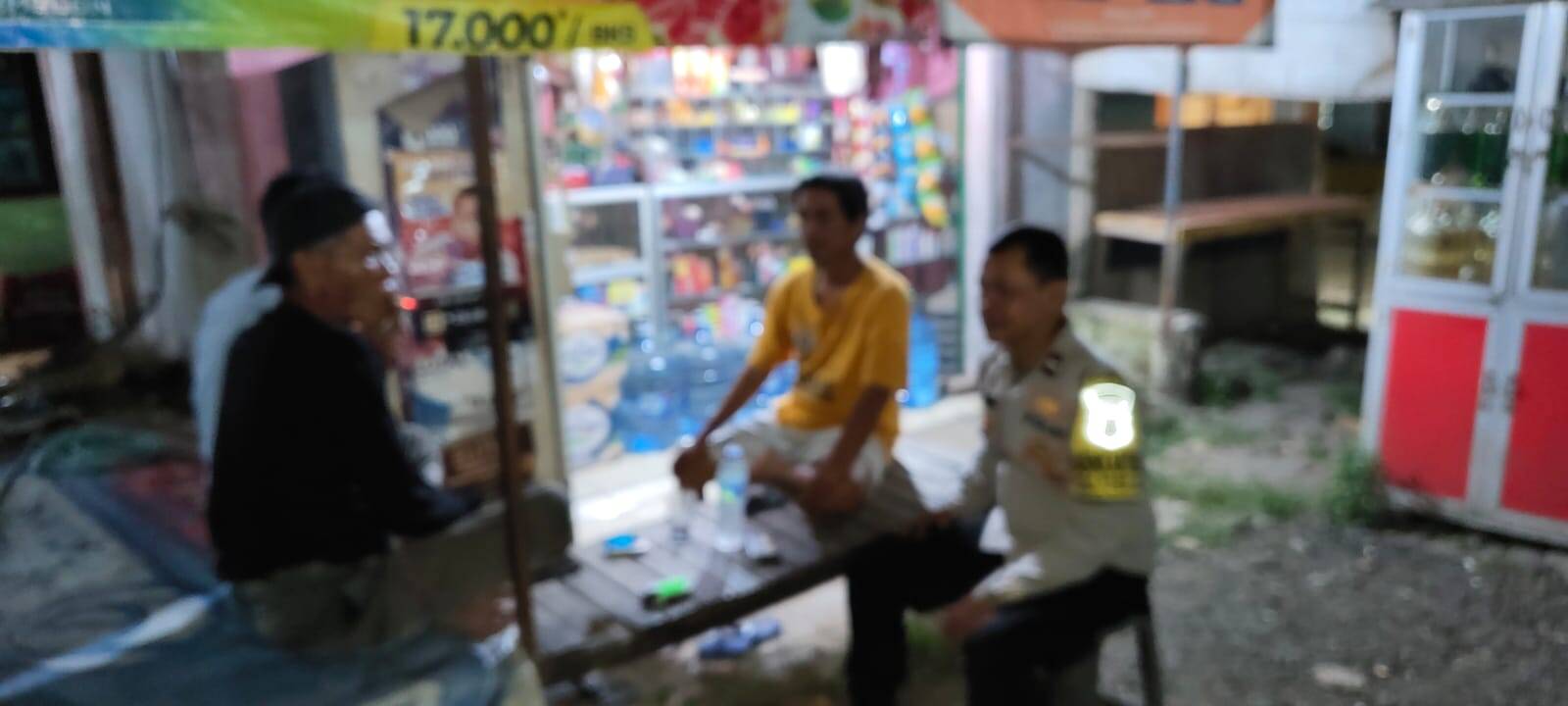 Bhabinkamtibmas Desa Pasir Jaya Sambangi Pos Satkamling, Perkuat Sinergitas dengan Warga