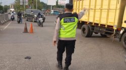 IPTU Rusandi Pimpin Pengaturan Lalu Lintas Sore di Simpang Cikupa Mas