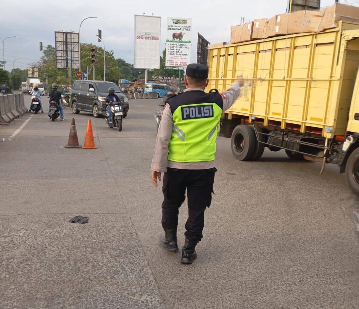 IPTU Rusandi Pimpin Pengaturan Lalu Lintas Sore di Simpang Cikupa Mas