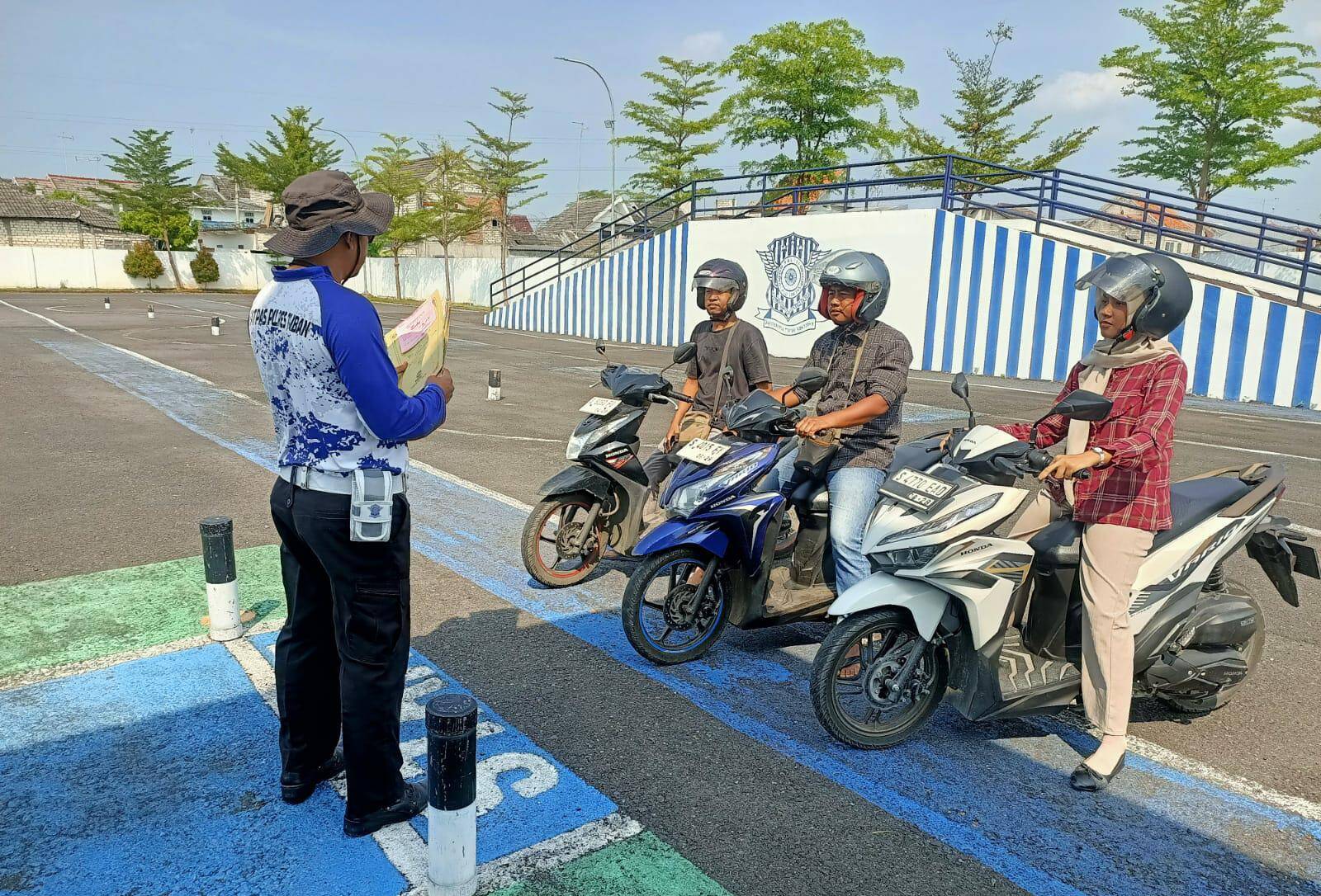 Di Tengah Ramainya Tuban, Polantas Tuban Jadi Tempat Curhat Soal SIM Di Tengah Ramainya Tuban, Polantas Tuban Jadi Tempat Curhat Soal SIM