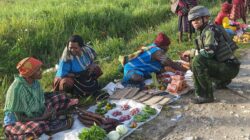 Satgas Yonif 2 Marinir Borong Hasil Tani Warga Komopa Papua, Bangkitkan Ekonomi Lokal dan Pererat Hubungan Dengan Warga Satgas Yonif 2 Marinir Borong Hasil Tani Warga Komopa Papua, Bangkitkan Ekonomi Lokal dan Pererat Hubungan Dengan Warga