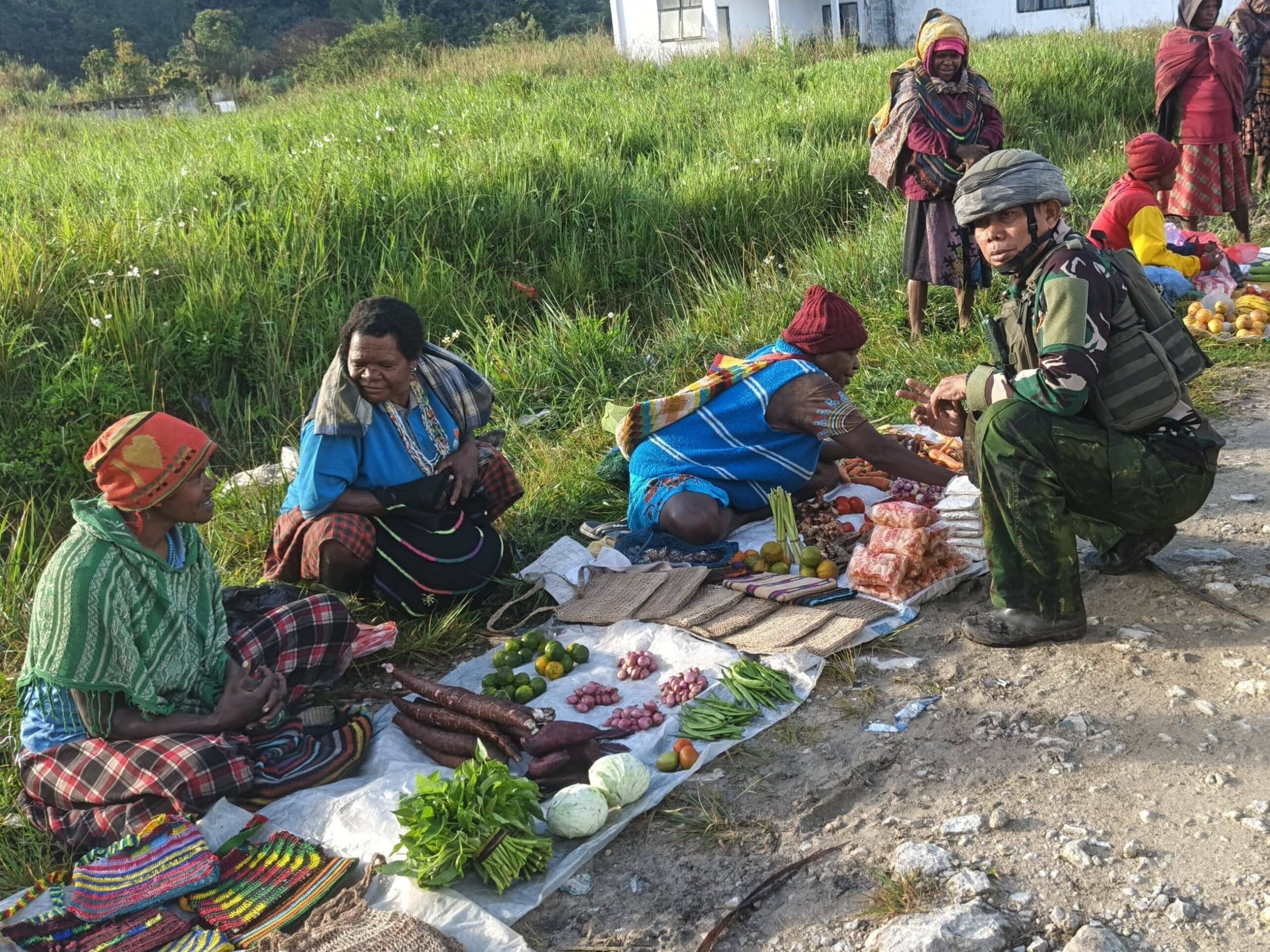 Satgas Yonif 2 Marinir Borong Hasil Tani Warga Komopa Papua, Bangkitkan Ekonomi Lokal dan Pererat Hubungan Dengan Warga