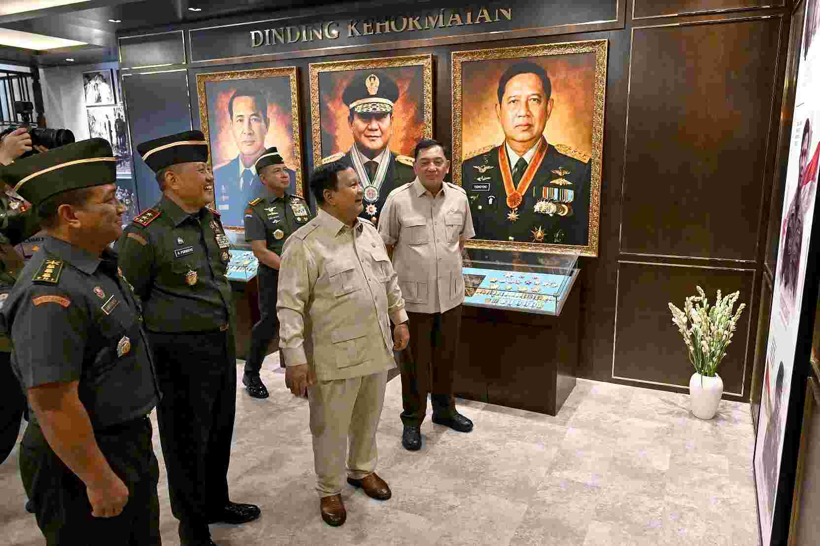 Panglima TNI Dampingi Presiden Prabowo Subianto Resmikan Museum dan Perpustakaan di Seskoad Panglima TNI Dampingi Presiden Prabowo Subianto Resmikan Museum dan Perpustakaan di Seskoad