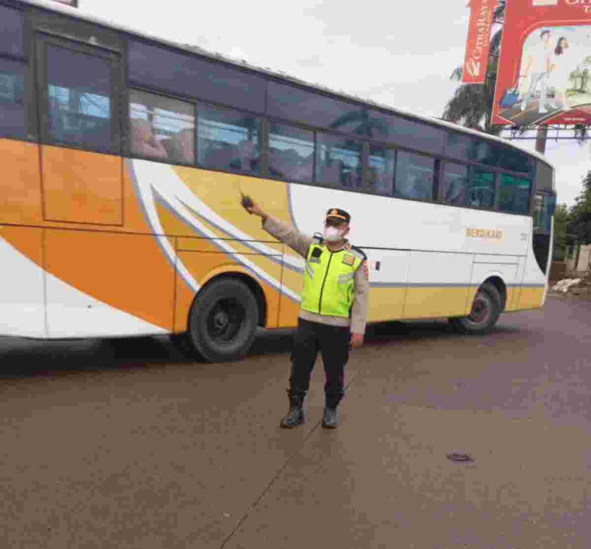 Personel Polsek Cikupa Laksanakan Pengaturan Lalu Lintas Pagi di Perempatan Cikupa Mas Personel Polsek Cikupa Laksanakan Pengaturan Lalu Lintas Pagi di Perempatan Cikupa Mas