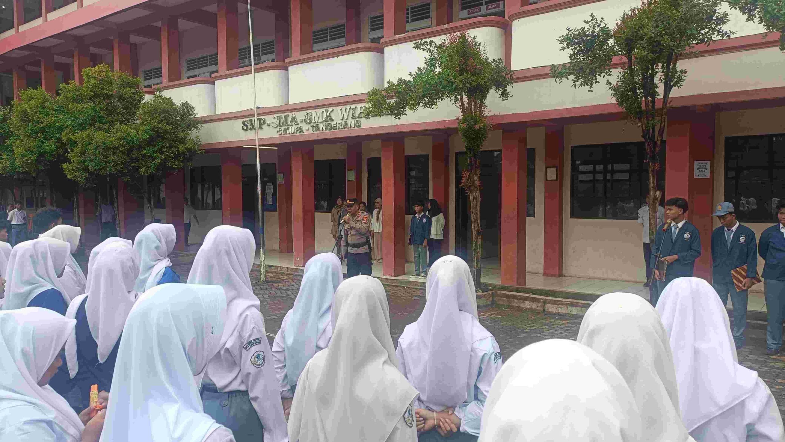 IPTU Mahdi Berikan Edukasi Kamtibmas saat Upacara Bendera di SMA-SMK Wipama IPTU Mahdi Berikan Edukasi Kamtibmas saat Upacara Bendera di SMA-SMK Wipama