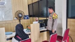 Bhabinkamtibmas Desa Bitung Jaya Sambangi Perangkat Desa, Perkuat Sinergitas Kamtibmas