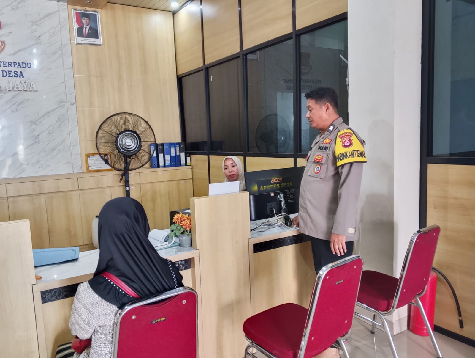 Bhabinkamtibmas Desa Bitung Jaya Sambangi Perangkat Desa, Perkuat Sinergitas Kamtibmas Bhabinkamtibmas Desa Bitung Jaya Sambangi Perangkat Desa, Perkuat Sinergitas Kamtibmas