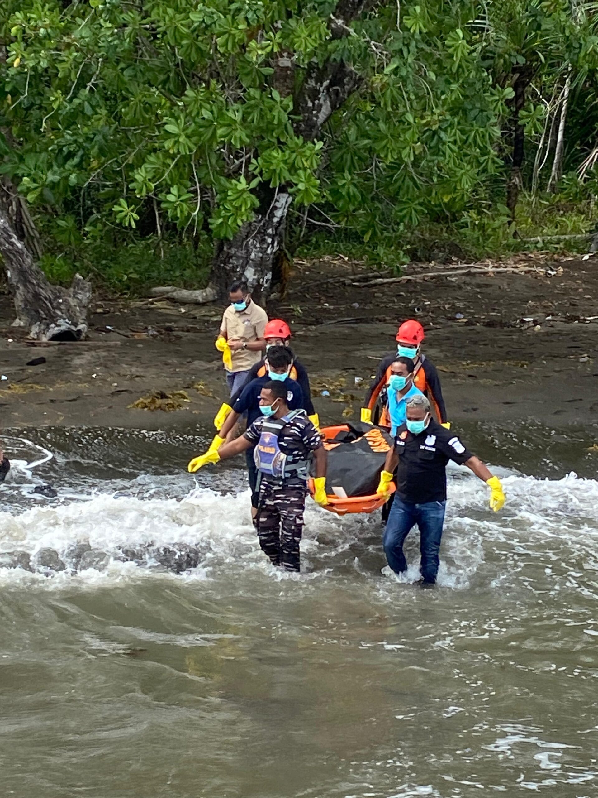 BREAKING NEWS: Polres Raja Ampat Bersama Tim Gabungan Evakuasi Jenazah Laki-laki Tanpa Identitas di Perairan Waipun