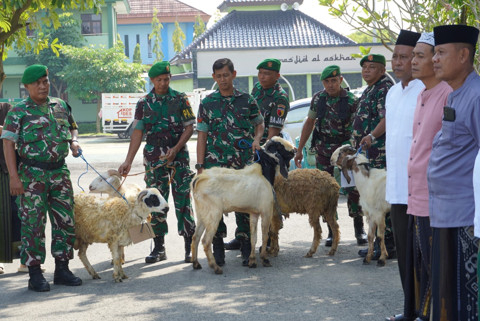 Semangat Berbagi di Idul Adha, Kodim Bojonegoro Salurkan Daging Kurban