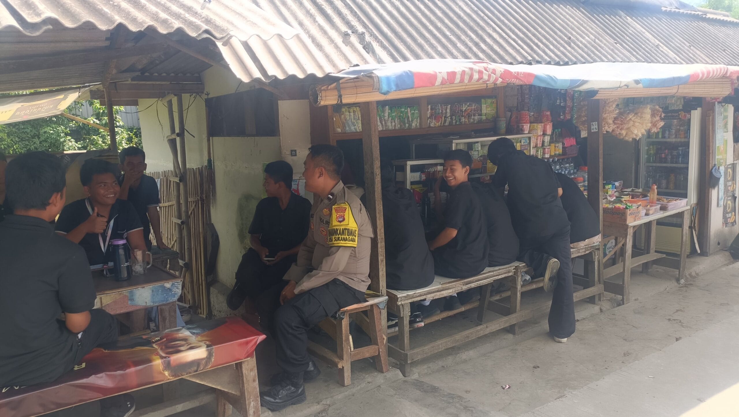Bhabinkamtibmas Desa Sukanagara Sambangi Warga, Sampaikan Pesan Kamtibmas dan Sosialisasi Layanan 110