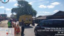 Personel Polsek Cikupa Gerak Cepat Urai Kemacetan di Pertigaan Pasir Gadung Personel Polsek Cikupa Gerak Cepat Urai Kemacetan di Pertigaan Pasir Gadung