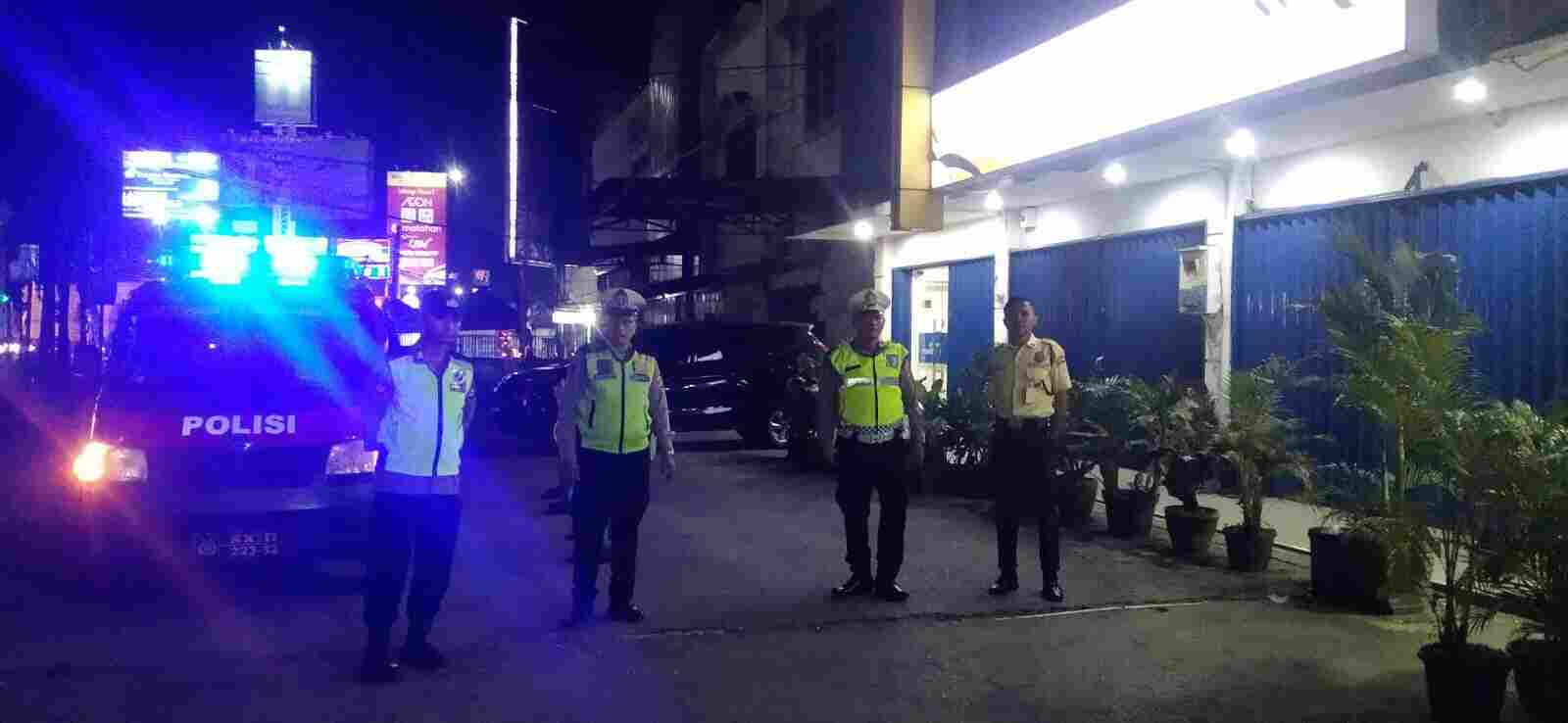 Kanit Binmas Polsek Cikupa Ajak Masyarakat Jaga Kondusifitas Lingkungan Bersama Polisi Kanit Binmas Polsek Cikupa Ajak Masyarakat Jaga Kondusifitas Lingkungan Bersama Polisi