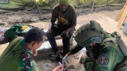 Humanis dan Responsif, Satgas Yonif 2 Marinir Obati Luka Warga di Pasir Putih Papua Tengah
