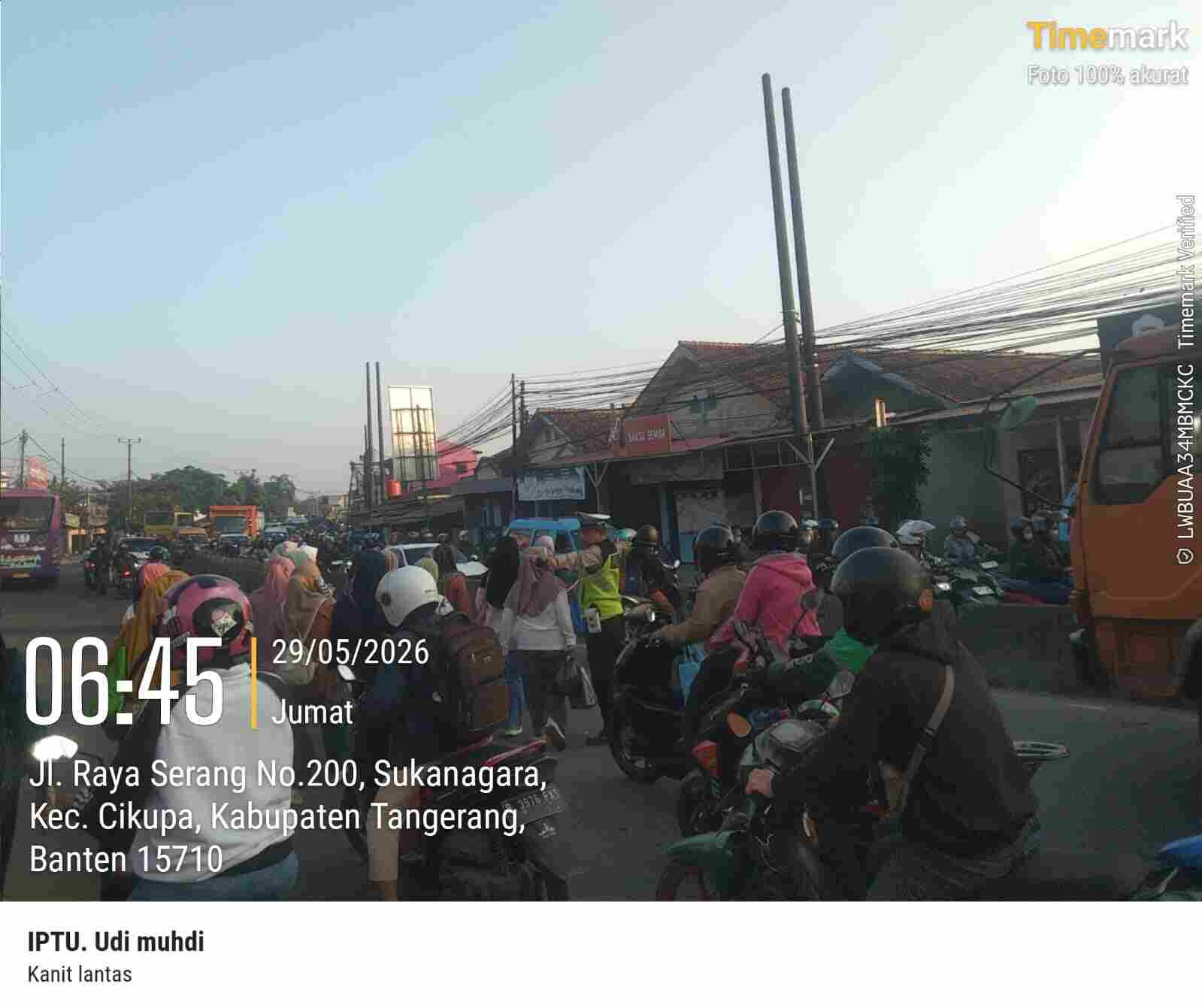 IPTU Udi Muhdi Tegas dan Disiplin Atur Arus Lalu Lintas di Jam Sibuk Pagi IPTU Udi Muhdi Tegas dan Disiplin Atur Arus Lalu Lintas di Jam Sibuk Pagi
