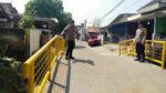 Polsek Cikupa Cek Kondisi Jembatan di Desa Talaga, Pastikan Aman Dilintasi Warga
