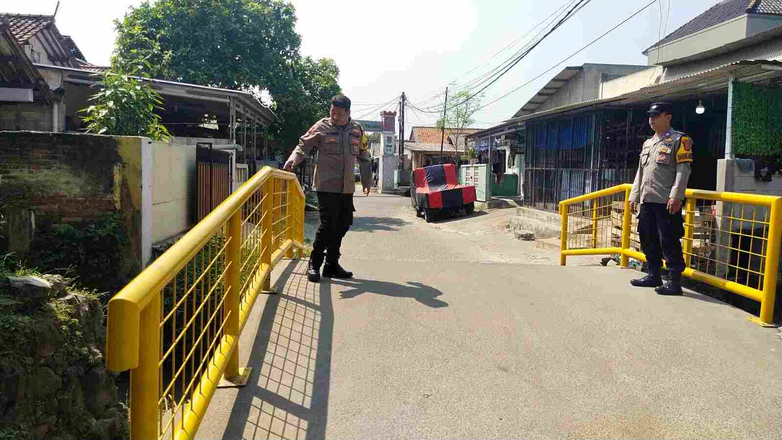 Polsek Cikupa Cek Kondisi Jembatan di Desa Talaga, Pastikan Aman Dilintasi Warga