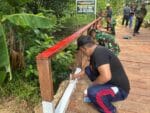 TNI dan Warga Kompak, Pembangunan Jembatan TMMD Ke-128 Kodim 0908/Bontang Memasuki Tahap Pengecatan