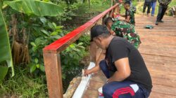 TNI dan Warga Kompak, Pembangunan Jembatan TMMD Ke-128 Kodim 0908/Bontang Memasuki Tahap Pengecatan