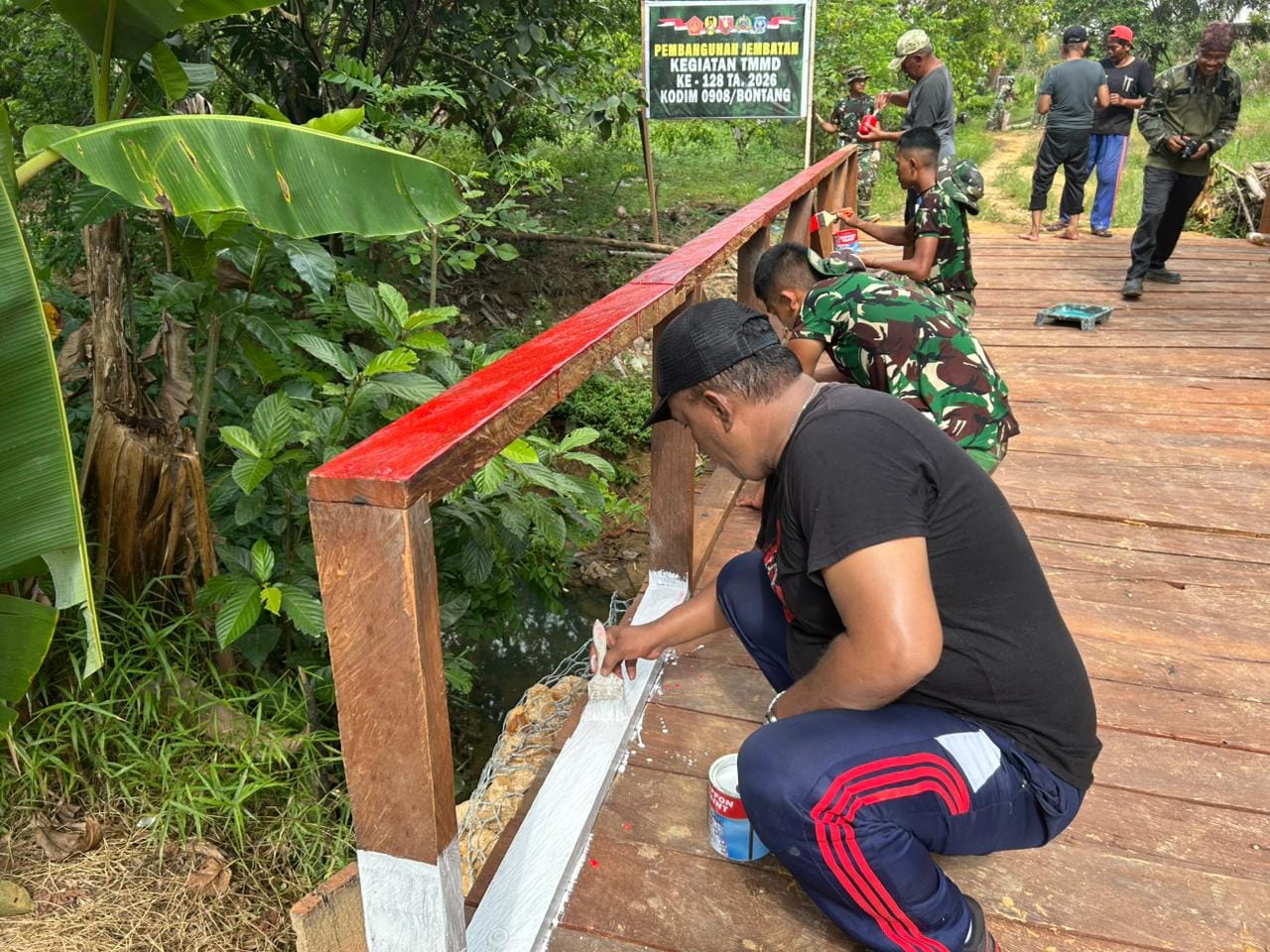 TNI dan Warga Kompak, Pembangunan Jembatan TMMD Ke-128 Kodim 0908/Bontang Memasuki Tahap Pengecatan