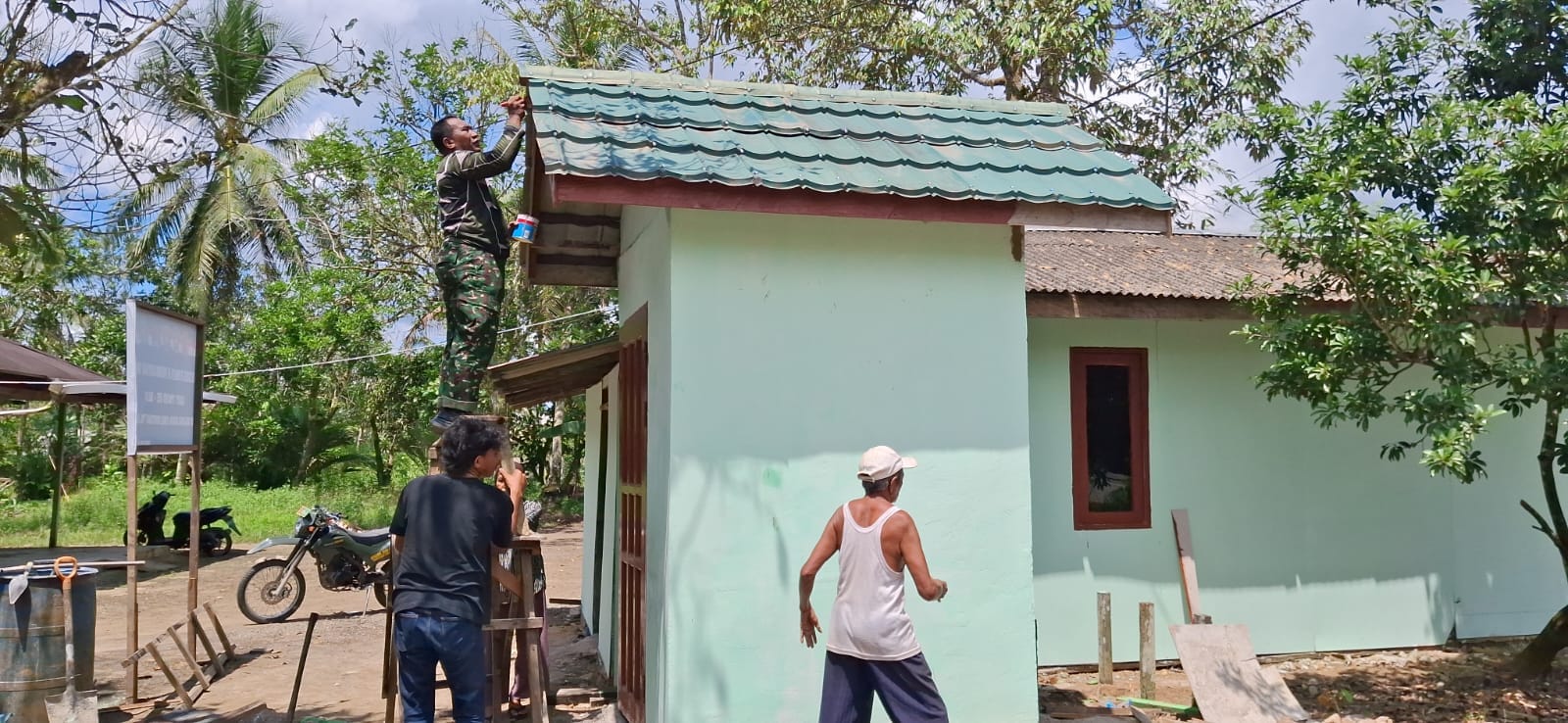 Satgas TMMD Kodim 0908/Bontang Percepat Finishing MCK Melalui Pengecatan