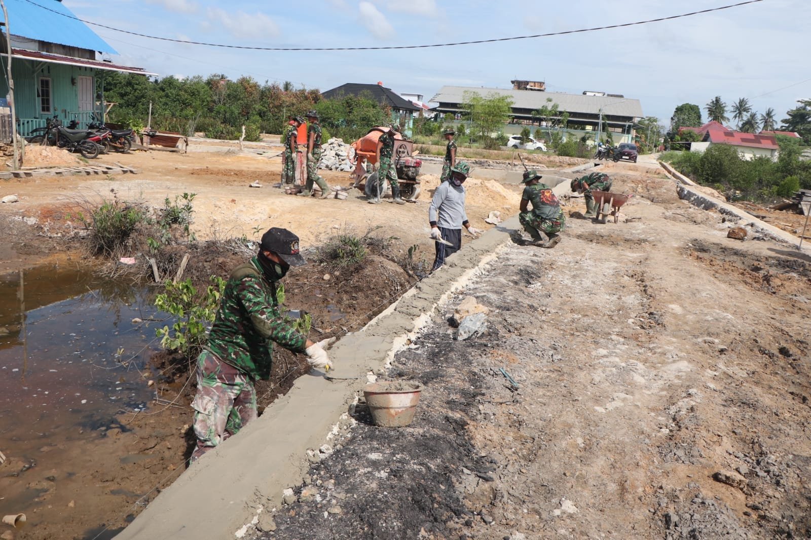 Satgas TMMD Ke-128 Kodim 0908/Bontang Terus Kebut Pengerjaan Badan Jalan Dengan Melester Pondasi